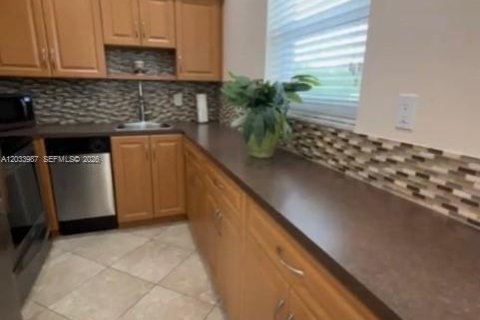 Apartment in Hallandale Beach, Florida 2 bedrooms, 92.9 sq.m. № 2252960 - photo 4