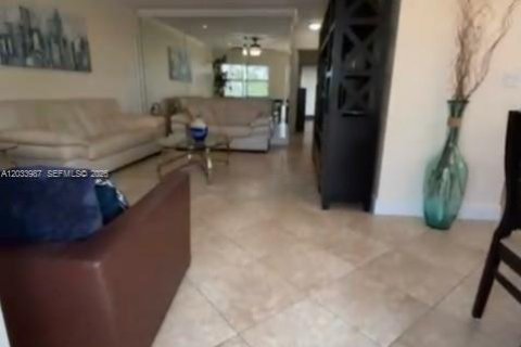 Apartment in Hallandale Beach, Florida 2 bedrooms, 92.9 sq.m. № 2252960 - photo 7