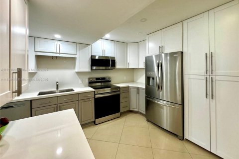Купить кондоминиум в Бей-Харбор-Айлендс, Флорида 9 комнат, 123.56м2, № 1935634 - фото 2