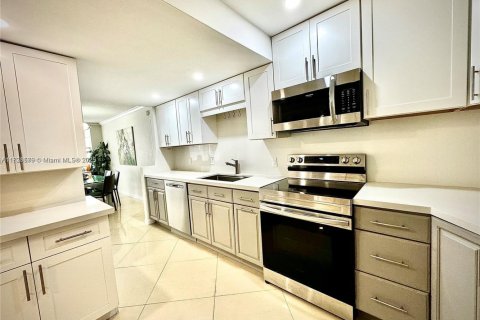 Condo in Bay Harbor Islands, Florida, 2 bedrooms  № 1935634 - photo 3