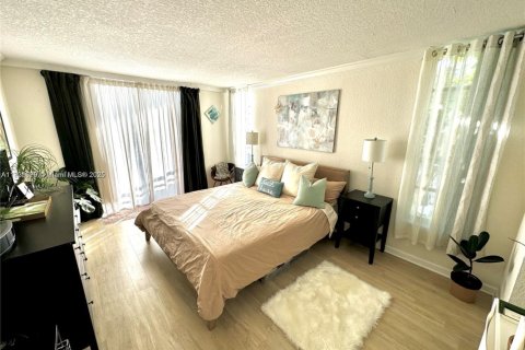 Condo in Bay Harbor Islands, Florida, 2 bedrooms  № 1935634 - photo 8