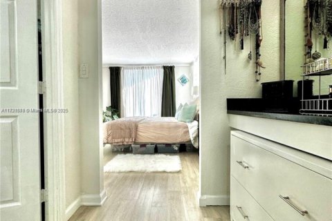 Купить кондоминиум в Бей-Харбор-Айлендс, Флорида 9 комнат, 123.56м2, № 1935634 - фото 9