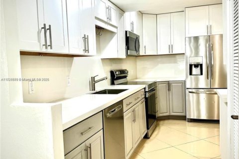 Condo in Bay Harbor Islands, Florida, 2 bedrooms  № 1935634 - photo 4