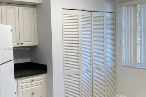 Снять в аренду кондоминиум в Пемброк-Пайнс, Флорида 2 спальни, 101.36м2, № 1989841 - фото 8