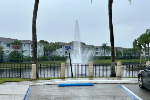 Снять в аренду кондоминиум в Пемброк-Пайнс, Флорида 2 спальни, 101.36м2, № 1989841 - фото 2