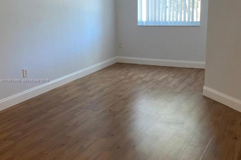 Снять в аренду кондоминиум в Пемброк-Пайнс, Флорида 2 спальни, 101.36м2, № 1989841 - фото 11