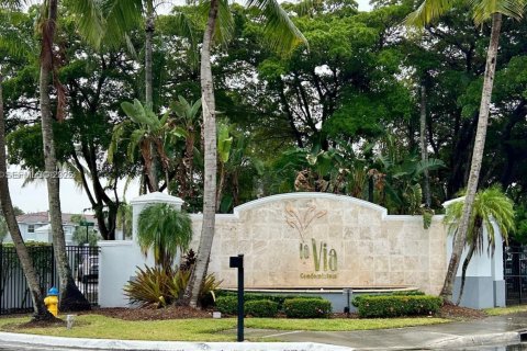 Снять в аренду кондоминиум в Пемброк-Пайнс, Флорида 2 спальни, 101.36м2, № 1989841 - фото 1