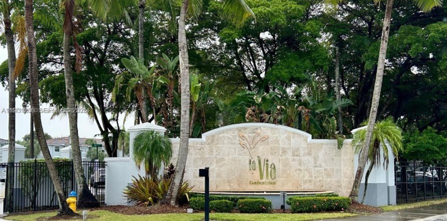 Кондоминиум с 2 спальнями в Пемброк-Пайнс, Флорида № 1989841