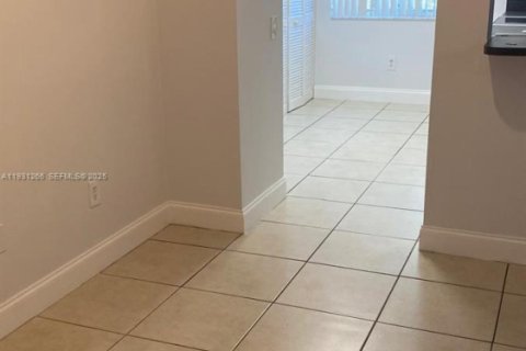 Снять в аренду кондоминиум в Пемброк-Пайнс, Флорида 2 спальни, 101.36м2, № 1989841 - фото 7