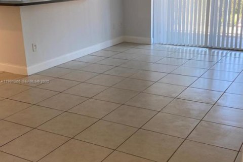 Снять в аренду кондоминиум в Пемброк-Пайнс, Флорида 2 спальни, 101.36м2, № 1989841 - фото 6