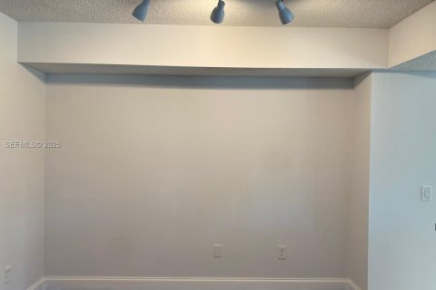 Снять в аренду кондоминиум в Пемброк-Пайнс, Флорида 2 спальни, 101.36м2, № 1989841 - фото 9