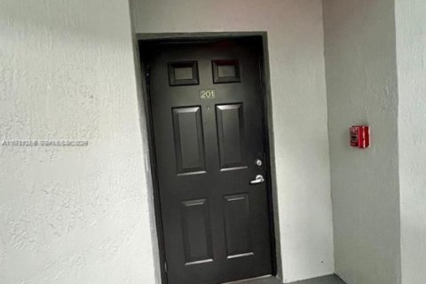 Снять в аренду кондоминиум в Пемброк-Пайнс, Флорида 2 спальни, 101.36м2, № 1989841 - фото 5