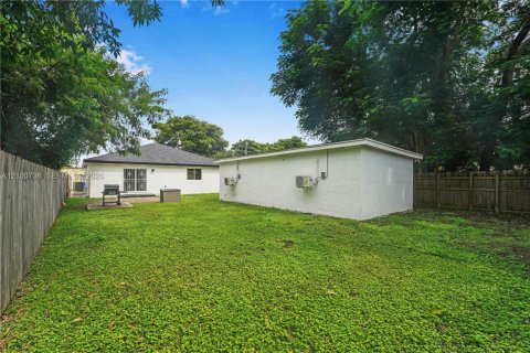 House in Miami, Florida 4 bedrooms, 146.23 sq.m. № 2401305 - photo 12