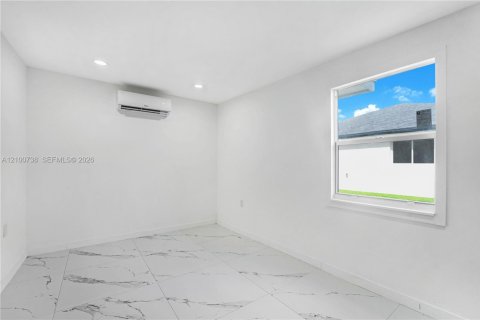 House in Miami, Florida 4 bedrooms, 146.23 sq.m. № 2401305 - photo 16