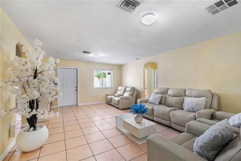 House in Miami, Florida 4 bedrooms, 146.23 sq.m. № 2401305 - photo 3