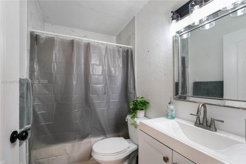 House in Miami, Florida 4 bedrooms, 146.23 sq.m. № 2401305 - photo 7