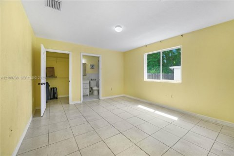 House in Miami, Florida 4 bedrooms, 146.23 sq.m. № 2401305 - photo 9