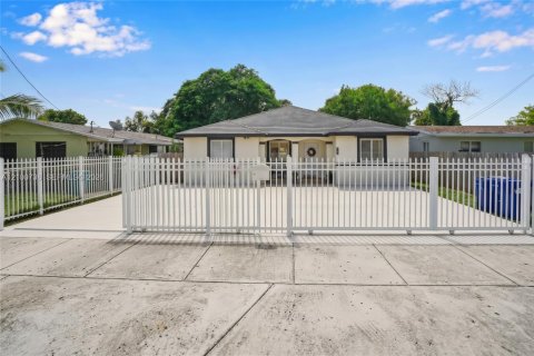 House in Miami, Florida 4 bedrooms, 146.23 sq.m. № 2401305 - photo 17