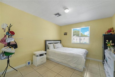 House in Miami, Florida 4 bedrooms, 146.23 sq.m. № 2401305 - photo 11