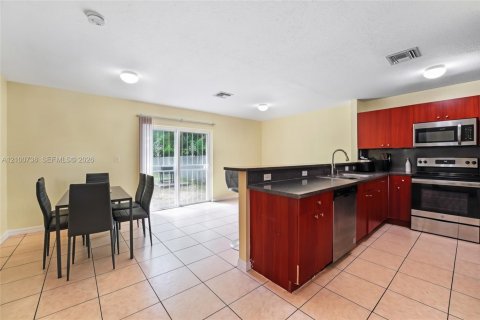 House in Miami, Florida 4 bedrooms, 146.23 sq.m. № 2401305 - photo 4