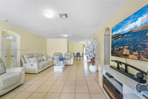 House in Miami, Florida 4 bedrooms, 146.23 sq.m. № 2401305 - photo 2