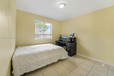 House in Miami, Florida 4 bedrooms, 146.23 sq.m. № 2401305 - photo 8