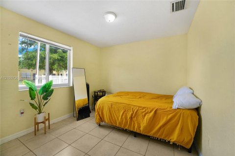 House in Miami, Florida 4 bedrooms, 146.23 sq.m. № 2401305 - photo 6