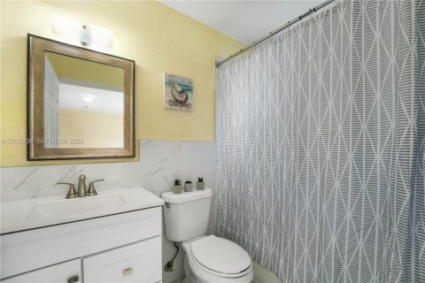 House in Miami, Florida 4 bedrooms, 146.23 sq.m. № 2401305 - photo 10