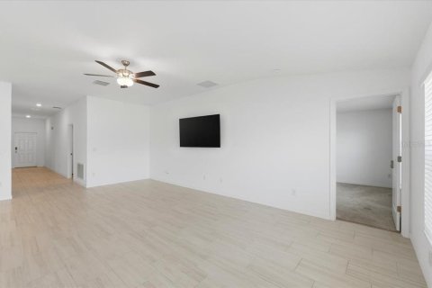 Villa ou maison à louer à Zephyrhills, Floride: 4 chambres, 180.14 m2 № 2100346 - photo 16