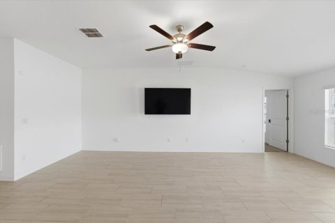 Villa ou maison à louer à Zephyrhills, Floride: 4 chambres, 180.14 m2 № 2100346 - photo 15