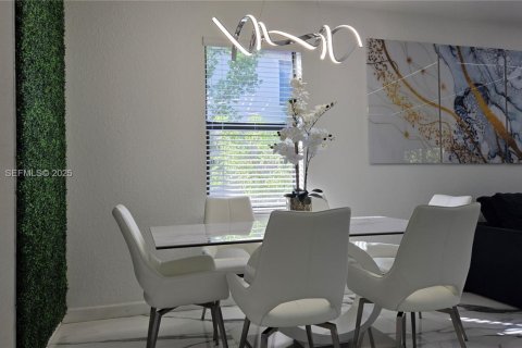 Купить таунхаус в Майами, Флорида 4 спальни, 193.79м2, № 1982739 - фото 5