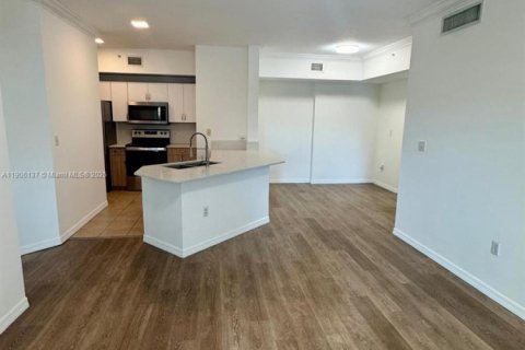 Condo in Surfside, Florida, 2 bedrooms  № 1956700 - photo 2