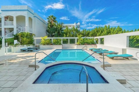 Condo in Surfside, Florida, 2 bedrooms  № 1956700 - photo 19