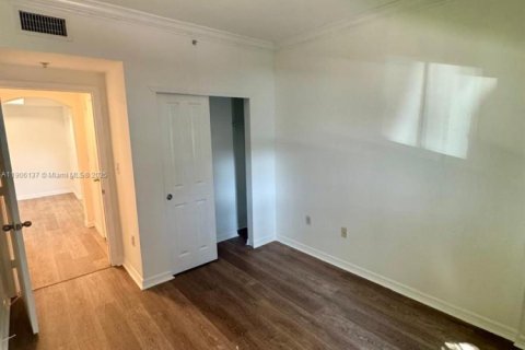 Condo in Surfside, Florida, 2 bedrooms  № 1956700 - photo 12