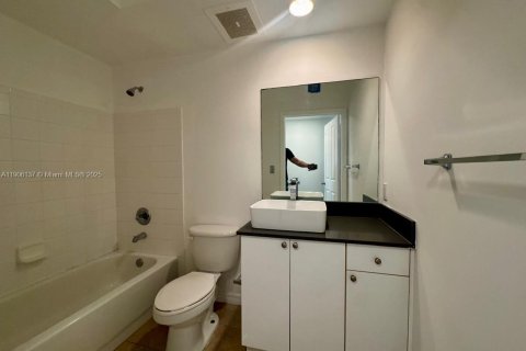 Condo in Surfside, Florida, 2 bedrooms  № 1956700 - photo 11