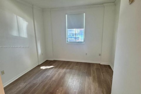 Condo in Surfside, Florida, 2 bedrooms  № 1956700 - photo 13