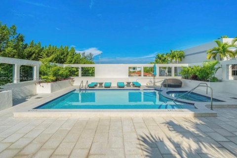 Condo in Surfside, Florida, 2 bedrooms  № 1956700 - photo 18