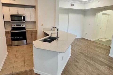 Condo in Surfside, Florida, 2 bedrooms  № 1956700 - photo 1