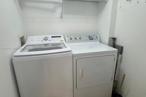 Condo in Surfside, Florida, 2 bedrooms  № 1956700 - photo 10