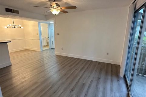 Condo in Brandon, Florida, 2 bedrooms  № 1906678 - photo 5