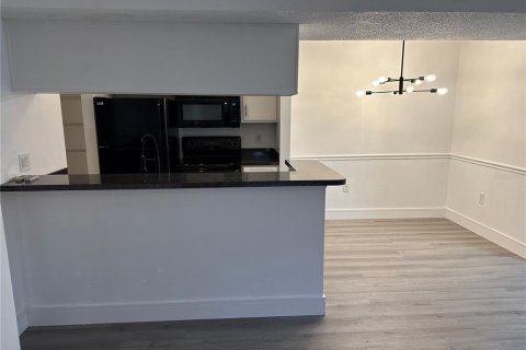 Condo in Brandon, Florida, 2 bedrooms  № 1906678 - photo 12