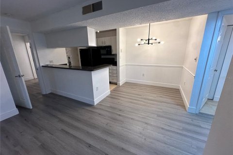 Condo in Brandon, Florida, 2 bedrooms  № 1906678 - photo 2