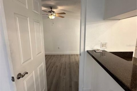 Condo in Brandon, Florida, 2 bedrooms  № 1906678 - photo 25