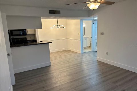 Condo in Brandon, Florida, 2 bedrooms  № 1906678 - photo 6