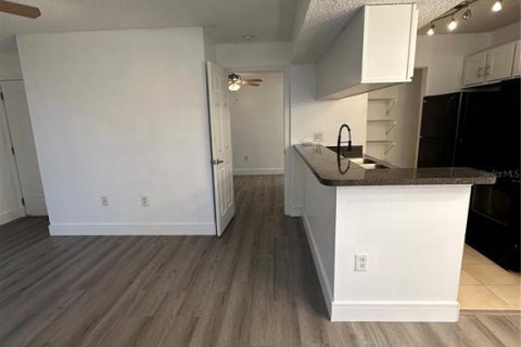 Condo in Brandon, Florida, 2 bedrooms  № 1906678 - photo 8