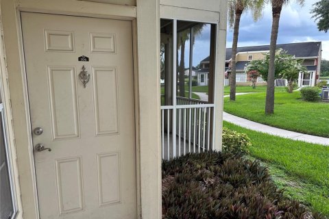 Condo in Brandon, Florida, 2 bedrooms  № 1906678 - photo 1