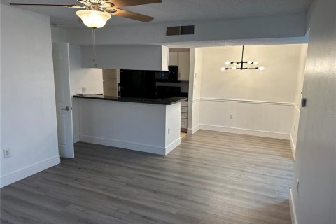 Condo in Brandon, Florida, 2 bedrooms  № 1906678 - photo 7