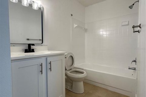 Condo in Brandon, Florida, 2 bedrooms  № 1906678 - photo 16