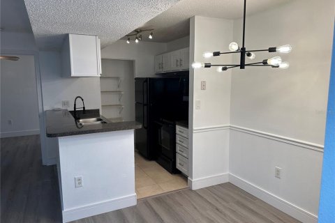 Condo in Brandon, Florida, 2 bedrooms  № 1906678 - photo 10