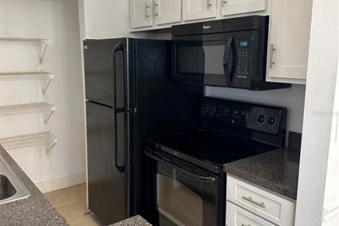 Condo in Brandon, Florida, 2 bedrooms  № 1906678 - photo 11